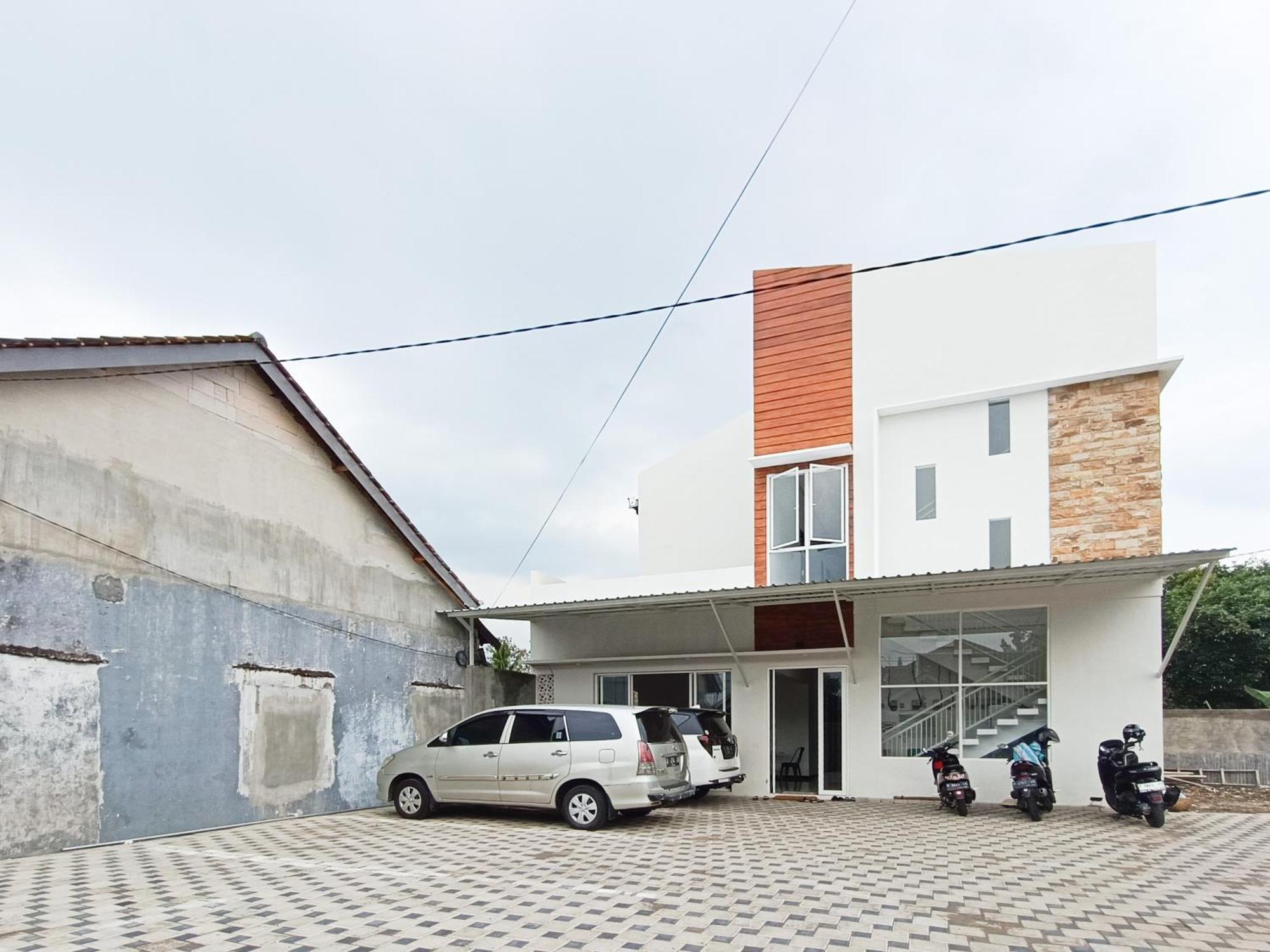 Happy Family Homestay Jember Mitra Reddoorz ภายนอก รูปภาพ